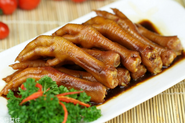 卤鸡爪的热量高吗(卤鸡爪的热量高吗?减肥可以吃吗)