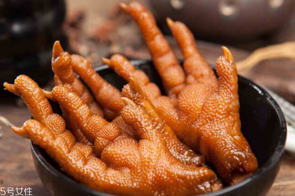 鸡爪能不能多吃(鸡爪能不能多吃?有没有激素)