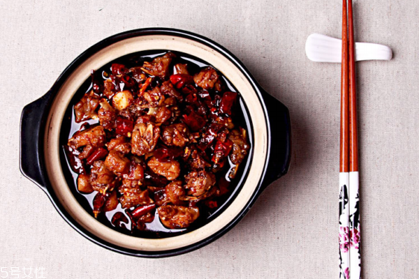 兔子肉不能和什么一起吃(兔子肉不能和什么一起吃会中毒)