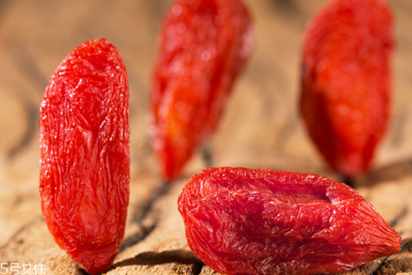 枸杞每天吃多少粒合适(口嚼枸杞每天吃多少粒合适)