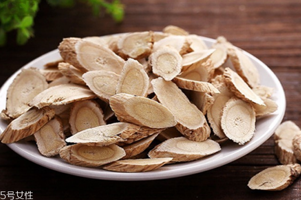 黄芪泡水用生的还是熟的(黄芪泡水用生的还是熟的好)