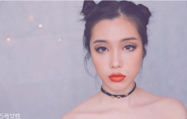 西海岸猫眼小烟熏眼妆教程(小烟熏妆眼影画法步骤)