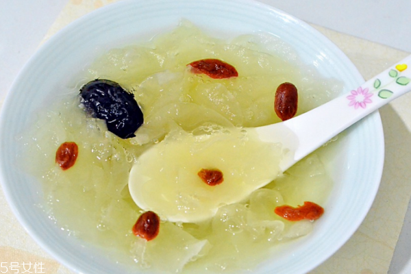 银耳什么颜色的最好(银耳什么颜色的最好)