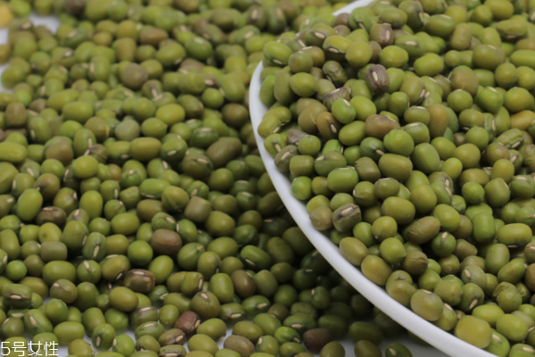 绿豆汤是酸性还是碱性(绿豆汤是酸性还是碱性食物)