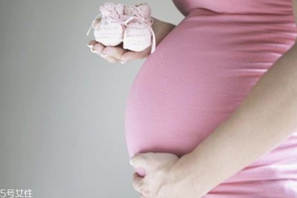 腮红粉和腮红膏哪个好(腮红粉和腮红膏哪个好用)