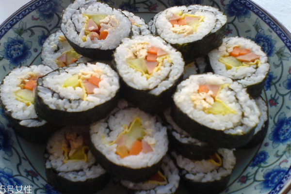 紫菜包饭和什么搭配好(紫菜包饭和什么搭配好吃)