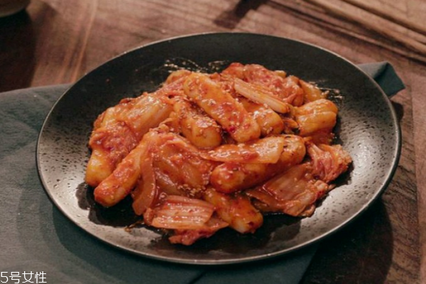 比超市好吃100倍的辣白菜做法(整颗辣白菜的做法)