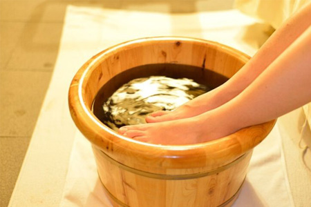 艾叶泡脚什么时候泡最好(艾叶泡脚什么时候泡脚最好)