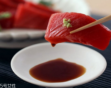 按照肤色来选择唇膏(如何选择唇膏的颜色)