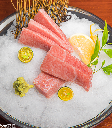 生吃金枪鱼需要注意什么(金枪鱼可以生吃吗)