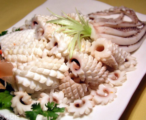 鱿鱼怎么焯水(鱿鱼怎么焯水才不老)