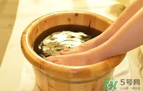 盐水泡脚最佳时间(盐水泡脚最佳时间)