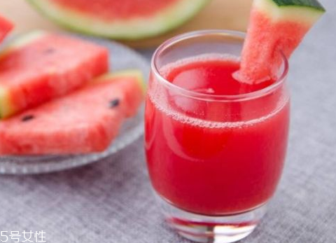西瓜汁一天最多喝几杯(一天喝几杯果汁最合适)