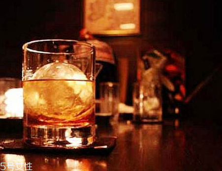 白兰地和威士忌的酿造区别(白兰地酒和威士忌的区别)