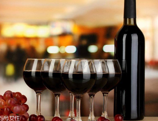 喝红酒品酒杯的选择(如何选择红酒杯)
