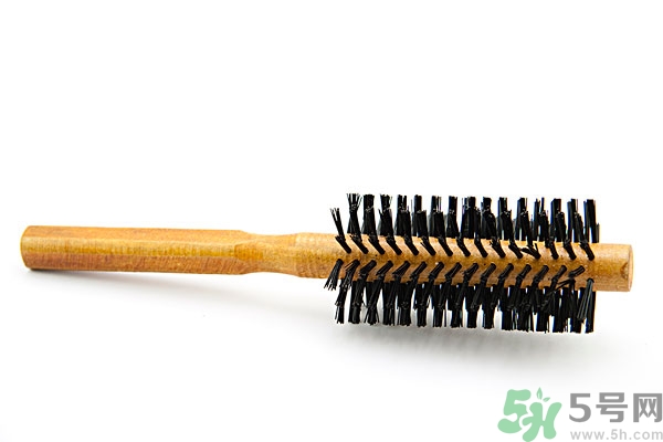 怎么梳头避免脱发(如何梳头防脱发)