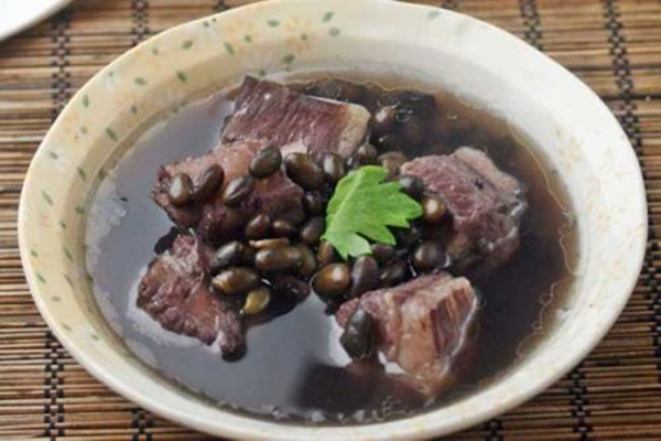 黑豆排骨汤的营养价值(黑豆排骨汤的营养价值)