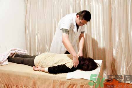 按摩前后1小时之内不宜洗澡(按摩完身体多久可以洗澡)