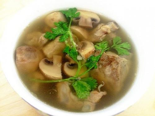 蘑菇炖排骨的特色(排骨炖什么蘑菇)