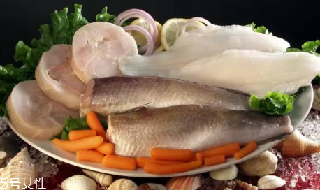 如何区分冰鲜鱼和冷冻鱼(冰冻鱼和冰鲜鱼的区别)