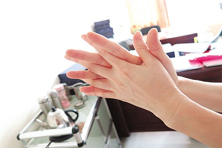 (3)手指交叉：(两根手指交叉)