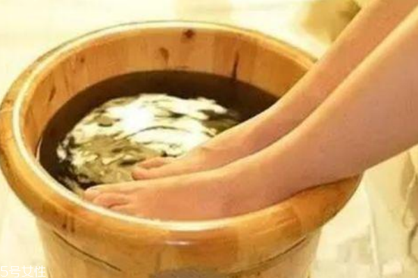 泡脚四忌讳：(但泡脚有4忌大家要牢记)