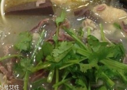 鸭血粉丝汤的食用禁忌(鸭血粉丝汤吃法)