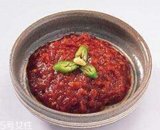 豆瓣酱的食疗作用(豆瓣酱的功效和禁忌)