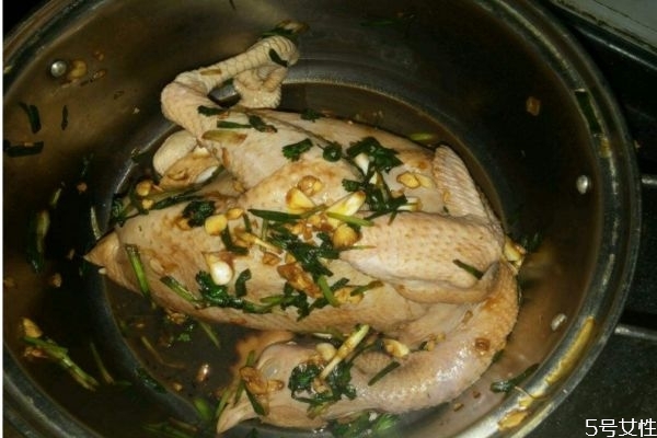 电饭煲盐焗鸡超美味做法(电饭煲盐焗鸡的做法)