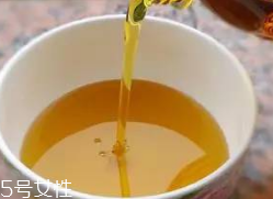 茶油的颜色(茶油的颜色深点好还是浅点好)