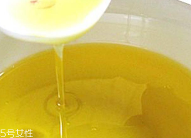 茶油的颜色(茶油的颜色深点好还是浅点好)