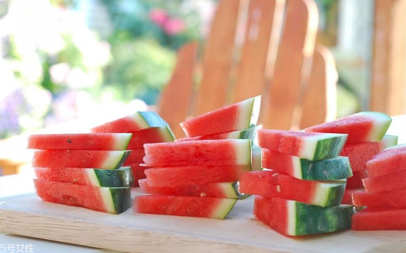 切开的西瓜放冰箱能放几天(切开的西瓜放冰箱能放几天不坏)