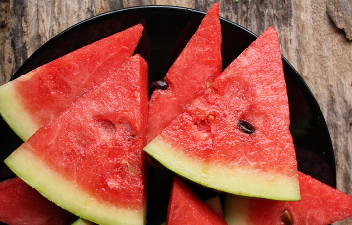 冰镇西瓜隔夜能吃吗(冰镇西瓜隔夜能吃吗)