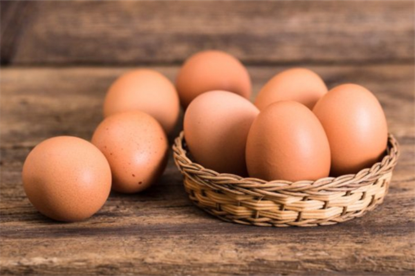 鸡蛋要洗干净再放入冰箱冷藏吗(鸡蛋要清洗干净再放入冰箱冷藏吗)