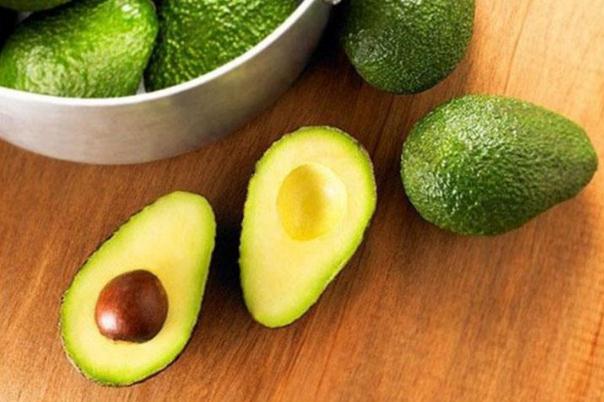 牛油果有黑点吃了中毒(牛油果有黑点吃了中毒是真的吗)