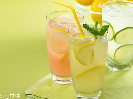 喝柠檬水可以晒太阳吗(喝柠檬水可以晒太阳吗?)