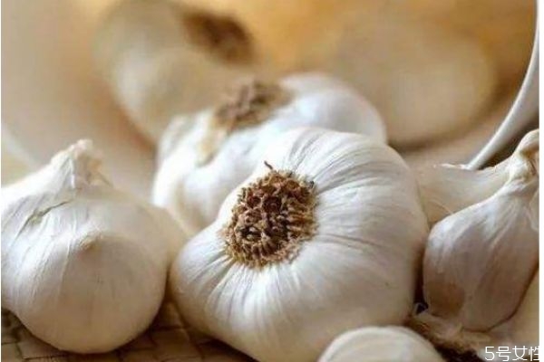快速去除蒜味的方法(快速去除蒜味的方法)