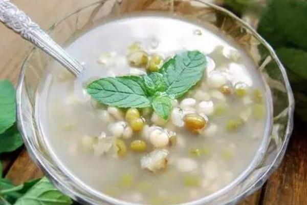 喝绿豆汤吃药可以吗(喝绿豆汤吃药可以吗)