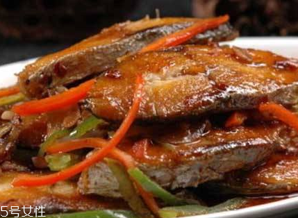 家常炖鲅鱼的做法(家常炖鲅鱼的做法)