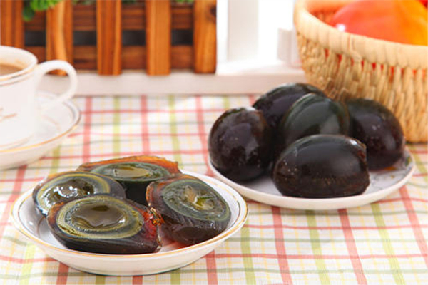 皮蛋有刺鼻味可以吃吗(皮蛋味道刺鼻还能吃吗)