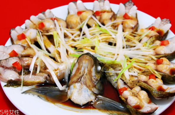 鳊鱼被猫舔了还能吃吗(被猫舔过的鱼还可以吃吗) 鳊鱼被猫舔了还能吃吗(被猫舔过的鱼还可以吃吗)