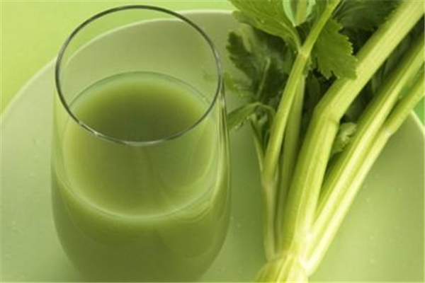 芹菜汁降血压什么时间喝最好(芹菜汁降血压的喝法时间喝好)