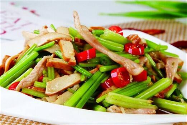 芹菜能和鸡肉一起吃吗(芹菜能和鸡肉一起吃吗?)