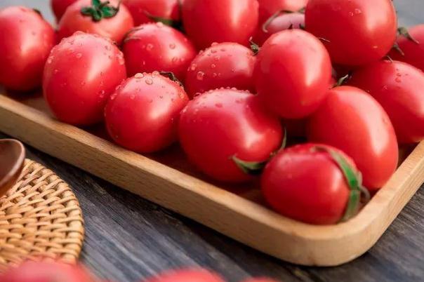 圣女果能和橙子一起吃吗(圣女果能和橙子一起吃吗)