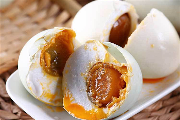 咸鸭蛋煮熟了能放多久(咸鸭蛋煮熟了能放多久?)