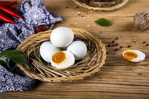 咸鸭蛋发苦有酒味怎么回事(咸鸭蛋发苦有酒味是怎么回事)