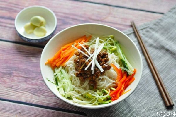 韩国炸酱面的正宗做法(韩国炸酱面的做法最正宗的做法)