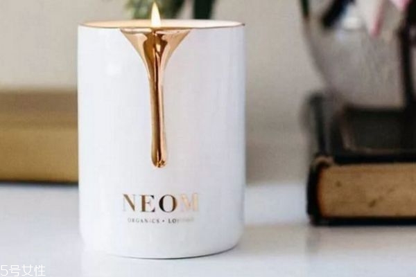 不要选既能防晒又驱蚊虫的防晒霜(驱蚊霜和防晒霜同时使用时应将驱蚊霜涂在外面)