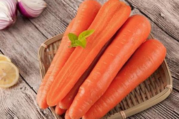 生吃胡萝卜的功效和作用(生吃胡萝卜的功效和作用禁忌)