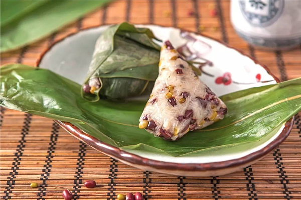 煮粽子时水里需要要加些什么吗(粽子可以放在水里面煮吗)